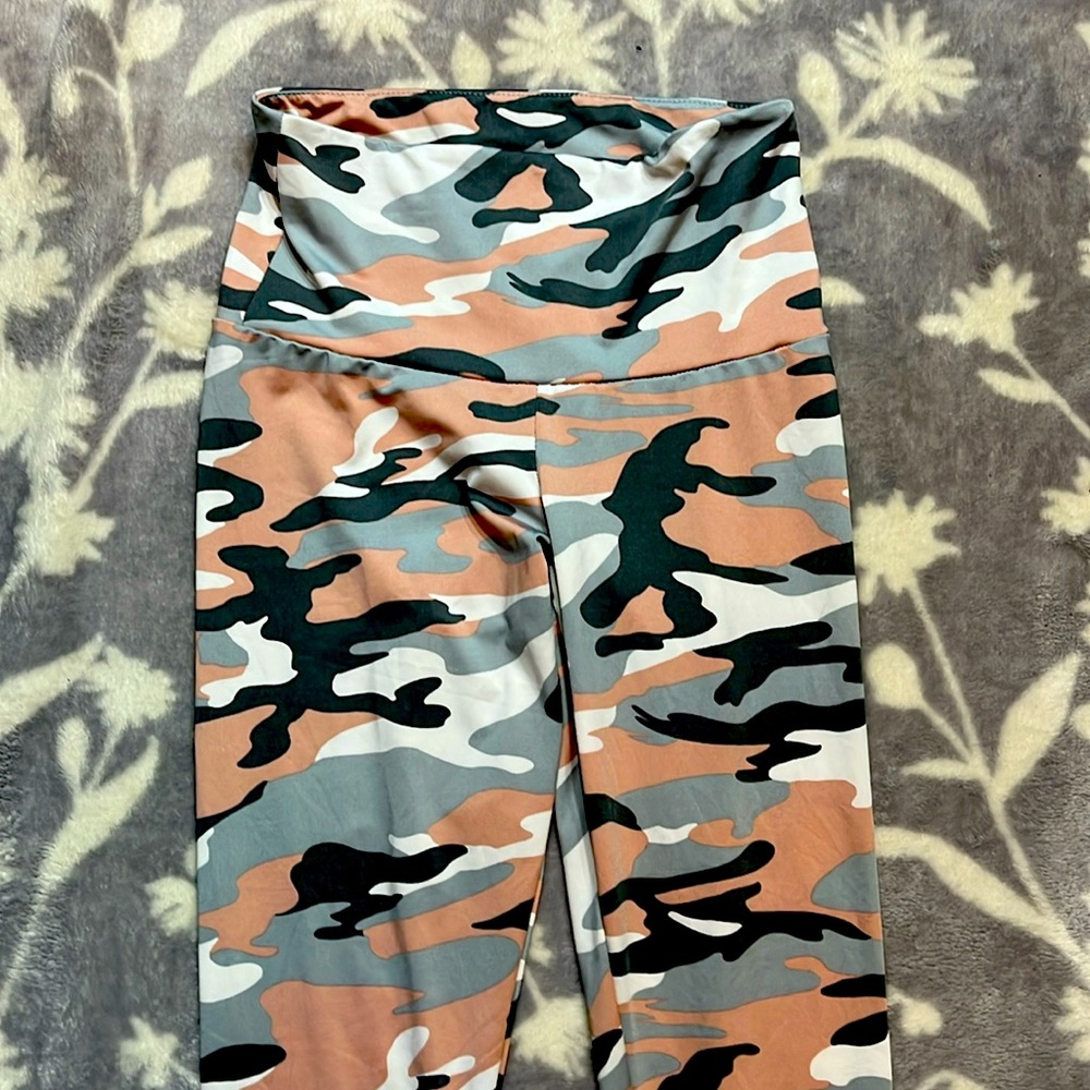 EUC White Birch Leggings Camouflage grey/ peach-Small Full Length💙